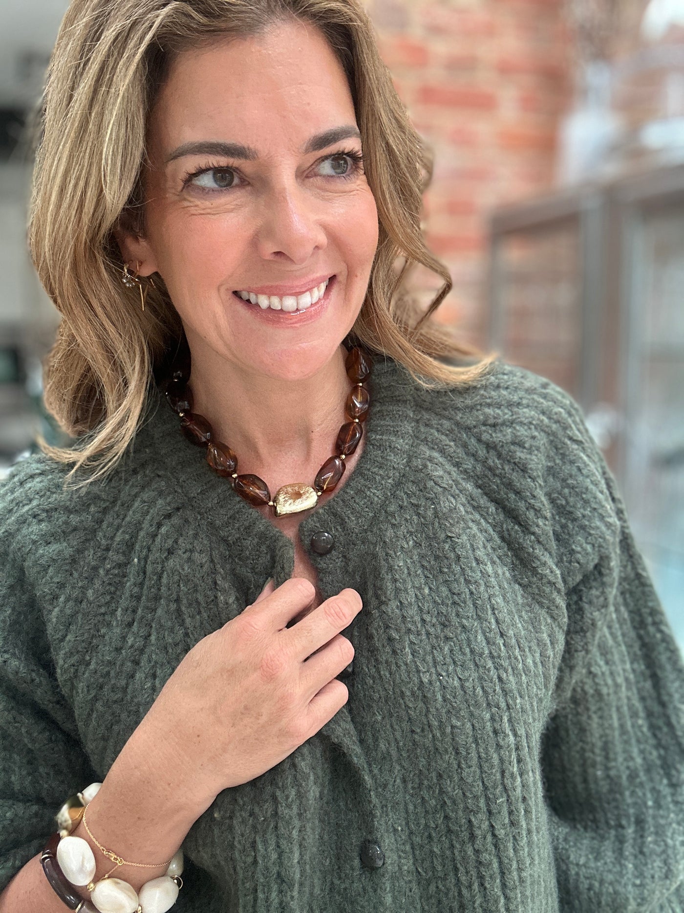 SARA NECKLACE RESIN GOLD/CHOCO