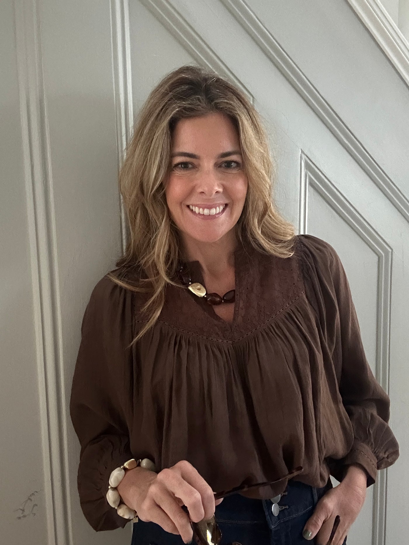 SARA NECKLACE RESIN GOLD/CHOCO