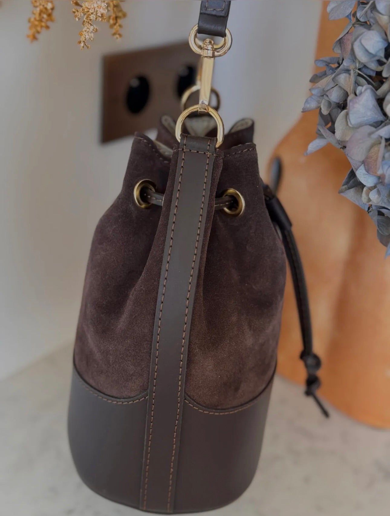 GARY BUCKET BAG DARK BROWN