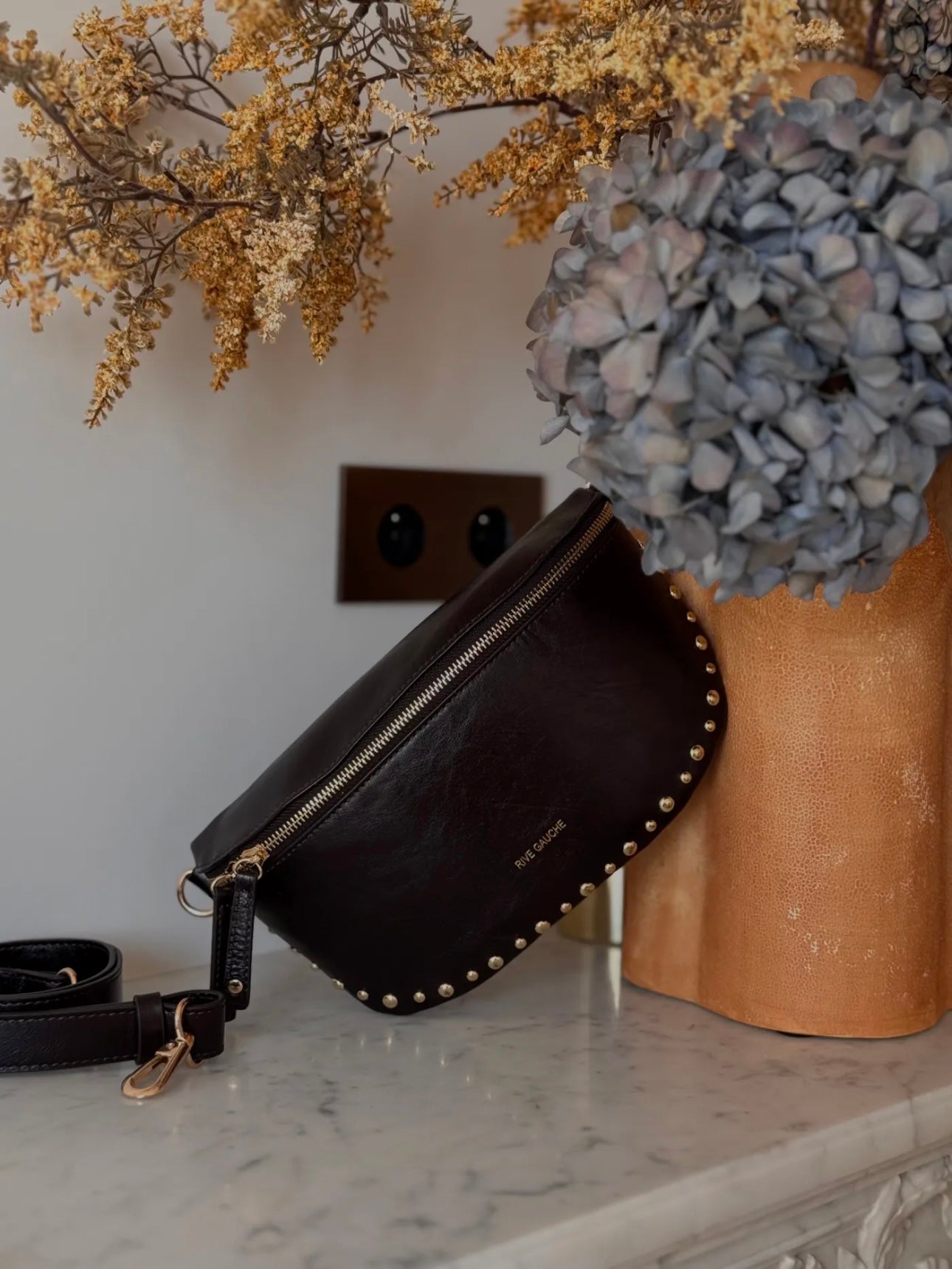 LOU BANANA BAG BLACK